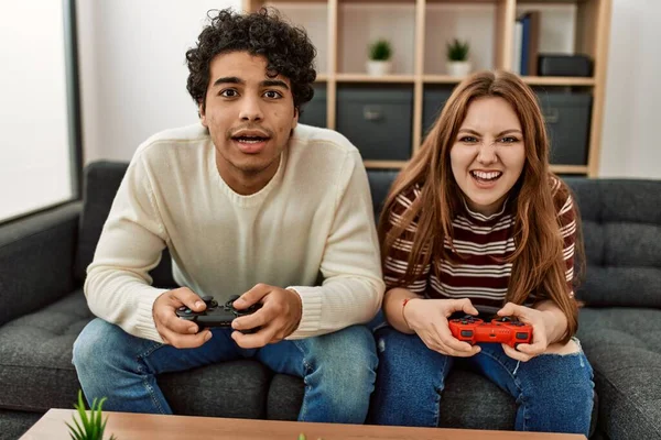 Jovem Casal Com Expressão Infeliz Jogar Videogame Sentado Sofá Casa — Fotografia de Stock