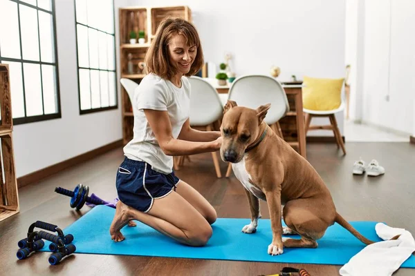 Jonge Blanke Vrouw Sportvrouw Glimlachen Zelfverzekerd Spelen Met Hond Thuis — Stockfoto