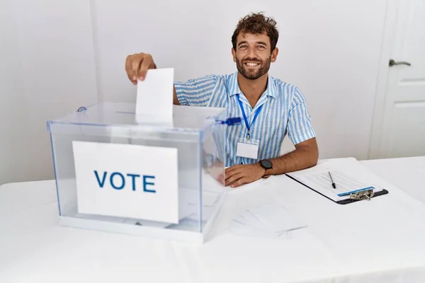 Молодий Іспано Політичний Працівник Партії Посміхається Щасливим Голосуванням Виборчій Скриньці — стокове фото