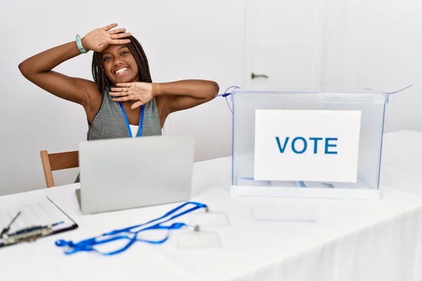 Młoda Afroamerykanka Pracująca Wyborach Politycznych Siedząca Głosowaniu Uśmiechnięta Radosna Grająca — Zdjęcie stockowe