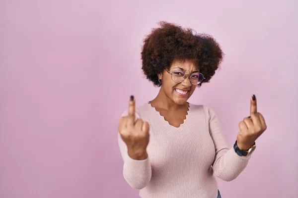 Young African American Woman Standing Pink Background Showing Middle Finger — Fotografia de Stock