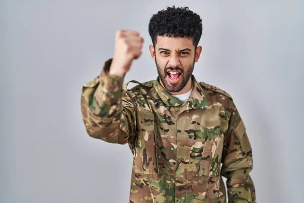 Arabský Muž Maskáčové Armádní Uniformě Zuřivě Šíleně Pozvedal Pěst Frustrovaný — Stock fotografie