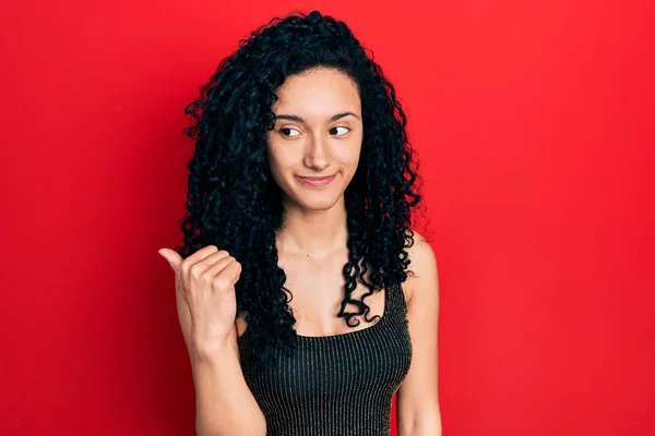 Young Hispanic Woman Curly Hair Wearing Casual Style Sleeveless Shirt — 스톡 사진