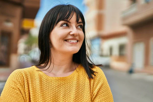 Genç Esmer Kadın Şehirde Mutlu Bir Şekilde Gülümsüyor — Stok fotoğraf