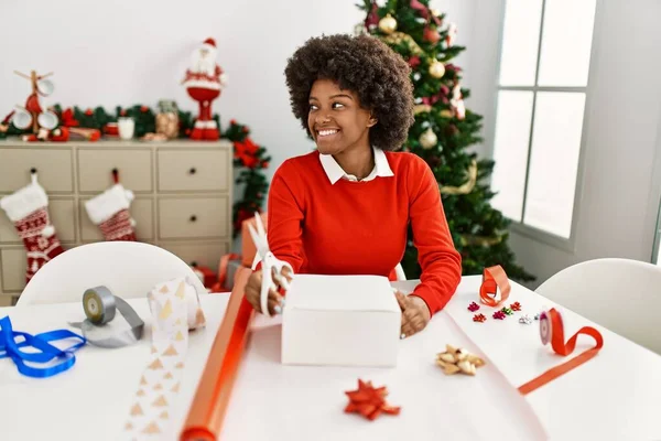 Jong Afrikaans Amerikaans Vrouw Glimlachen Zelfverzekerd Verpakking Kerstcadeau Thuis — Stockfoto