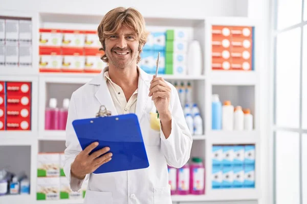 Young Man Pharmacist Holding Clipboard Pharmacy — Stock Photo, Image