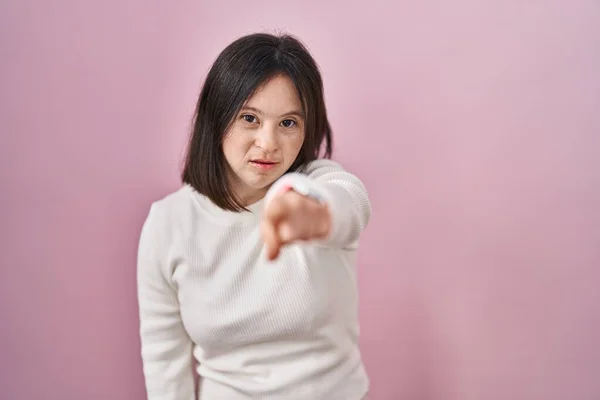 Woman Syndrome Standing Pink Background Pointing Displeased Frustrated Camera Angry — Fotografia de Stock