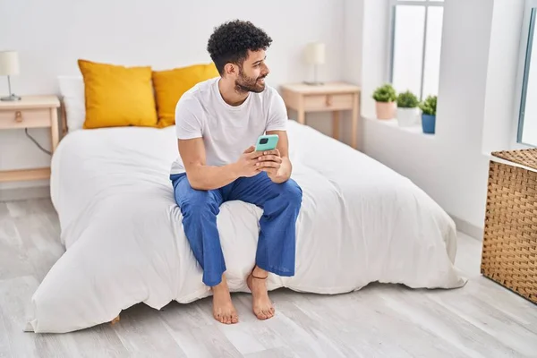 Jeune Homme Arabe Utilisant Smartphone Assis Sur Lit Dans Chambre — Photo