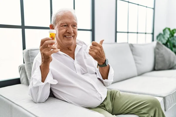 Senior Man Holding Pills Smiling Happy Face Looking Pointing Side — Stock fotografie