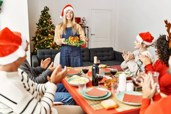 Grupp Människor Som Träffas Klappar Och Sitter Bordet Kvinna Stående — Stockfoto