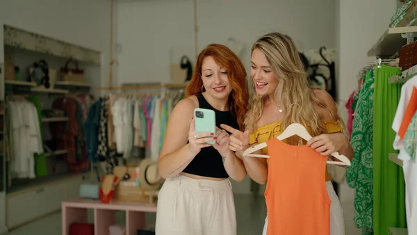 Two Women Using Smartphone Shopping Clothing Store — Stock fotografie
