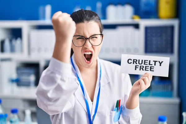 Young Brunette Woman Working Cruelty Free Laboratory Annoyed Frustrated Shouting — Fotografia de Stock