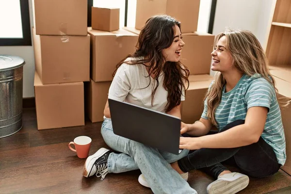 Young Beautiul Couple Drinking Coffee Using Laptop New Home — Stock Photo, Image