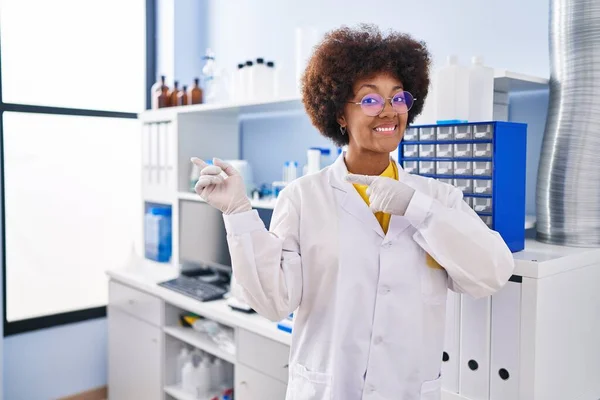 Joven Mujer Afroamericana Trabajando Laboratorio Científico Sonriendo Mirando Cámara Apuntando —  Fotos de Stock