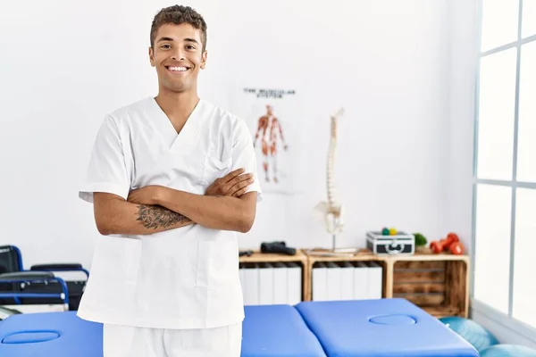 Junger Spanier Arbeitet Als Physiotherapeut Physiotherapieraum — Stockfoto