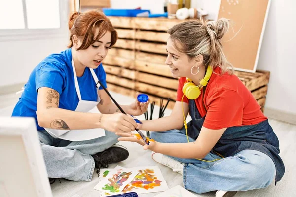 Due Artista Studente Donne Sorridente Felice Pittura Mani Scuola Arte — Foto Stock