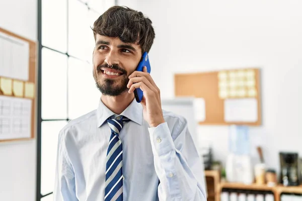 Young Hispanic Businessman Talking Smartphone Working Office — Stock Photo, Image