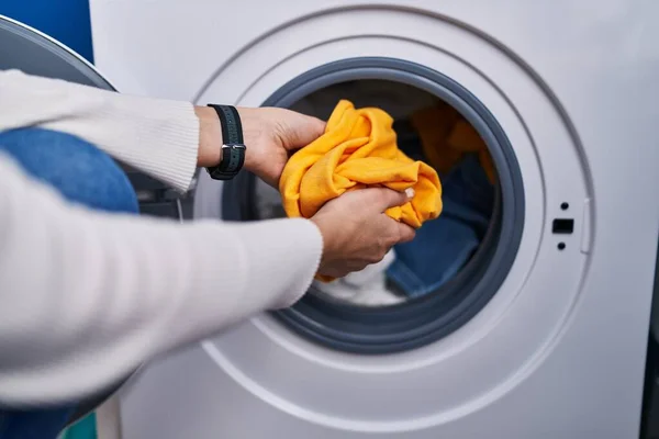 Young Beautiful Hispanic Woman Washing Clothes Laundry Room — Stock Photo, Image