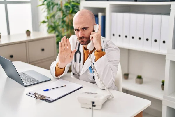 Giovane Uomo Calvo Con Barba Che Lavora Appuntamento Telefonico Mano — Foto Stock