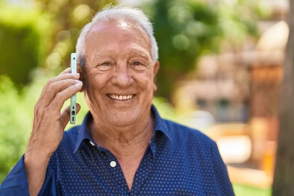 Senior Hombre Pelo Gris Sonriendo Confiado Hablando Teléfono Inteligente Parque —  Fotos de Stock