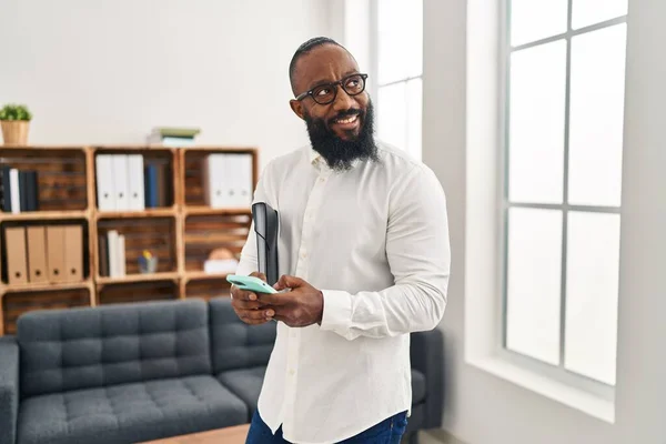 Young African American Man Psychologist Using Smartphone Psychology Center — Stockfoto