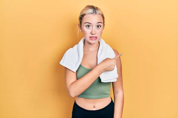 Spor Kıyafetleri Havlu Giymiş Genç Sarışın Kız Endişelenmiş Gergin Bir — Stok fotoğraf