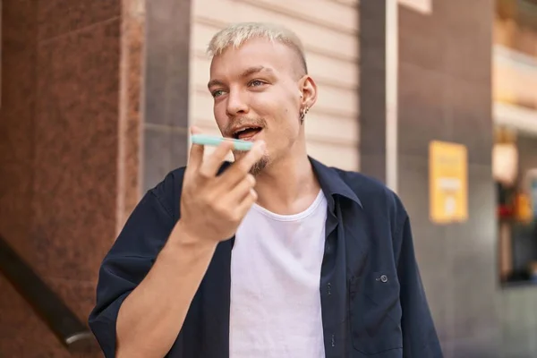 Νεαρός Καυκάσιος Άνδρας Χαμογελά Αυτοπεποίθηση Μιλώντας Στο Smartphone Στο Δρόμο — Φωτογραφία Αρχείου