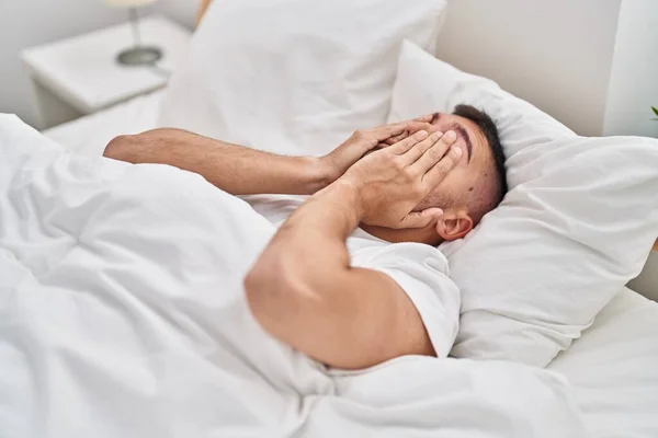 Jeune Homme Hispanique Couché Sur Lit Avec Une Expression Sérieuse — Photo