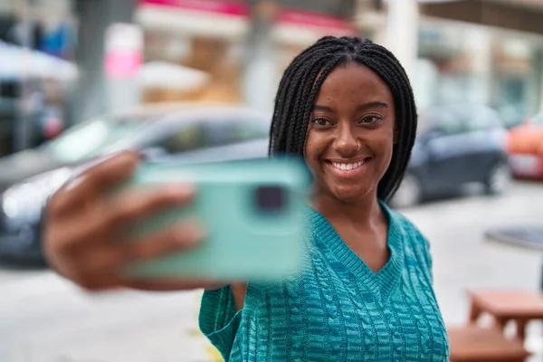 Mujer Afroamericana Sonriendo Confiada Haciendo Selfie Por Teléfono Inteligente Calle — Foto de Stock