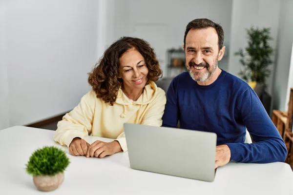Middelbare Leeftijd Hispanic Paar Glimlachen Gelukkig Met Behulp Van Laptop — Stockfoto