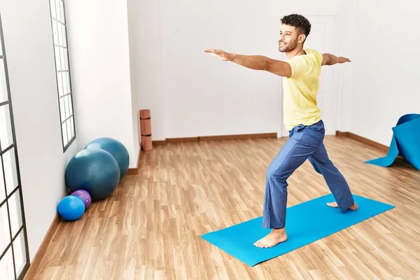 Young Arab Sporty Man Smiling Happy Training Yoga Sport Center — Stock Photo, Image