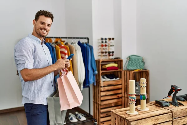 Ung Latinamerikansk Kund Man Ler Glad Hålla Shoppingväskor Och Använda — Stockfoto