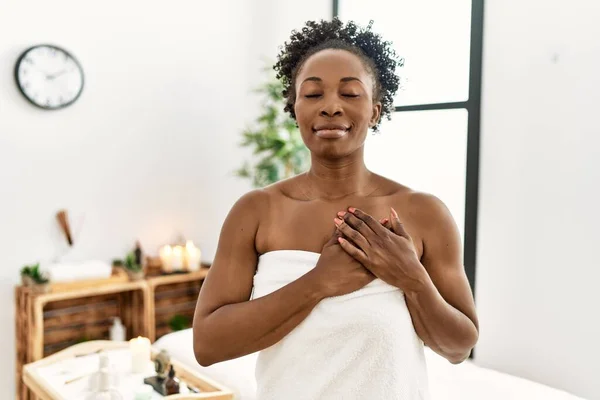 Young African American Woman Wearing Towel Standing Beauty Center Smiling — Foto Stock