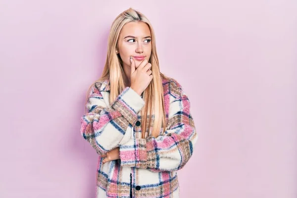 Ung Blond Flicka Bär Casual Kläder Med Hand Hakan Tänker — Stockfoto