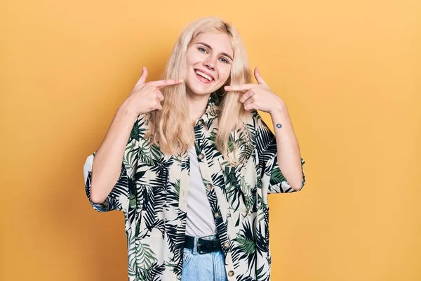 Beautiful Caucasian Woman Blond Hair Wearing Tropical Shirt Smiling Cheerful —  Fotos de Stock