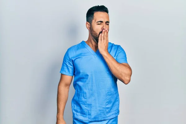 Homem Hispânico Bonito Com Barba Vestindo Uniforme Enfermeira Azul Macho — Fotografia de Stock