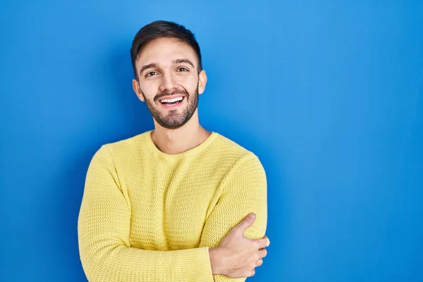 Hombre Hispano Pie Sobre Fondo Azul Rostro Feliz Sonriendo Con —  Fotos de Stock