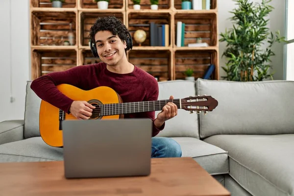 Jonge Spaanse Man Met Online Klassieke Gitaarles Zittend Bank Thuis — Stockfoto