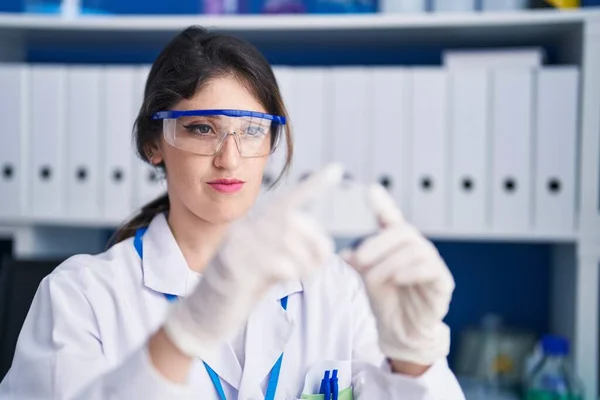Young Hispanic Woman Scientist Looking Sample Laboratory — Stock Photo, Image