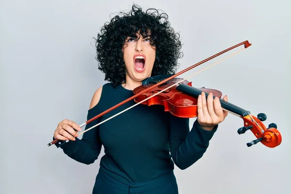 Young Middle East Woman Playing Violin Angry Mad Screaming Frustrated — Stock Photo, Image