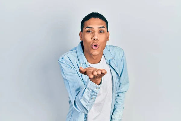 Jovem Afro Americano Vestindo Roupas Casuais Olhando Para Câmera Soprando — Fotografia de Stock