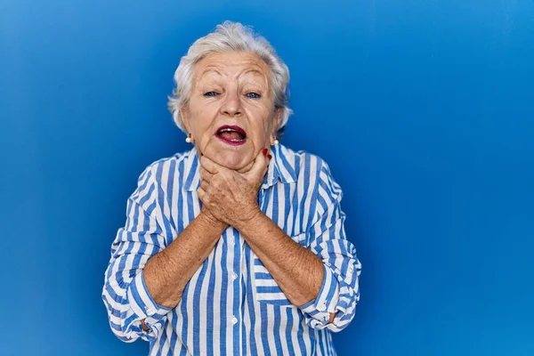 Mulher Sênior Com Cabelos Grisalhos Sobre Fundo Azul Gritando Sufocar — Fotografia de Stock