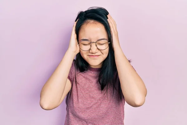 Menina Chinesa Jovem Vestindo Roupas Casuais Óculos Que Sofrem Dor — Fotografia de Stock