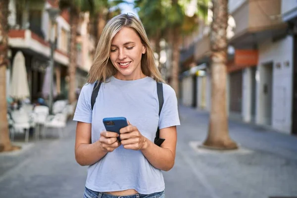 Giovane Donna Bionda Sorridente Fiducioso Utilizzando Smartphone Strada — Foto Stock