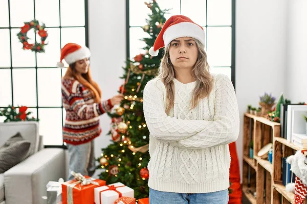 Krásný Pár Doma Stojí Vánočního Stromku Skeptický Nervózní Nesouhlasný Výraz — Stock fotografie