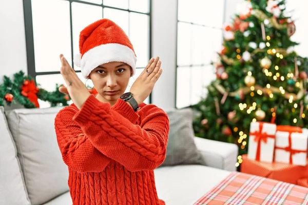 Junge Hispanische Frau Mit Kurzen Haaren Weihnachtsmütze Auf Dem Sofa — Stockfoto