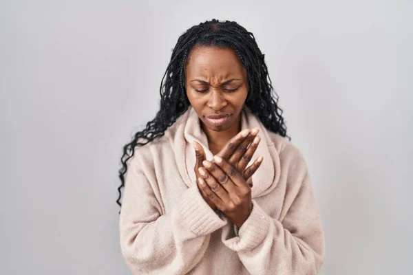 African Woman Standing White Background Suffering Pain Hands Fingers Arthritis — Φωτογραφία Αρχείου