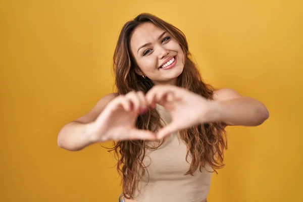 Jonge Spaanse Vrouw Die Een Gele Achtergrond Staat Glimlachen Liefde — Stockfoto