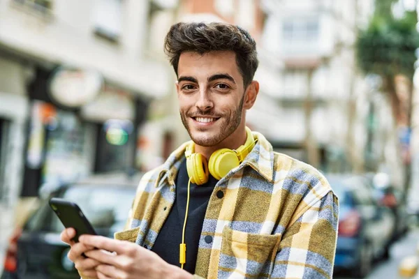 Hombre Hispano Guapo Sonriendo Feliz Confiado Ciudad Usando Teléfono Inteligente —  Fotos de Stock