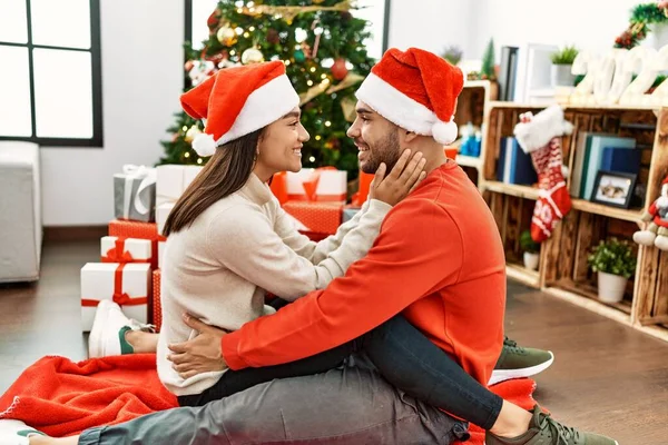 Genç Spanyol Çift Mutlu Bir Şekilde Gülümsüyor Evde Noel Ağacının — Stok fotoğraf